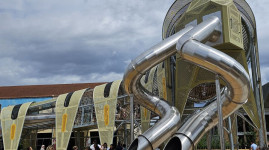 Caterpilou, une nouvelle aire de jeux monumentale ouvre à La Confluence