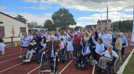 À Villeurbanne, seniors et enfants main dans la main pour un marathon