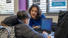 Rillieux-la-Pape, distribution d’ordinateurs aux collégiens   