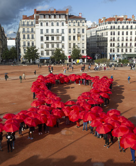 Lutte contre le sida : un ruban rouge géant sur la place Bellecour