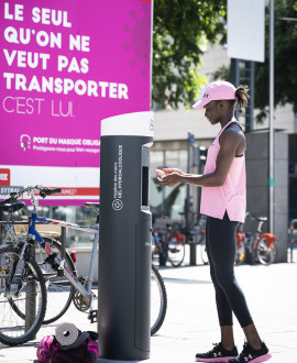 Des bornes de gel hydroalcoolique dans les lieux les plus fréquentés