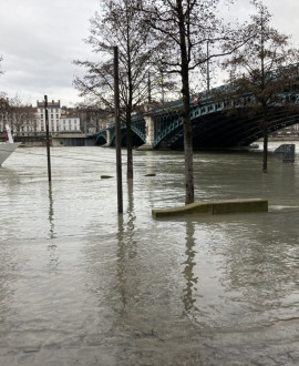 Crue du Rhône : les berges fermées le long de la piscine du Rhône