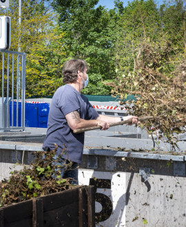 Tonte de pelouse, vieilles piles, gravats  : où jeter vos déchets ?