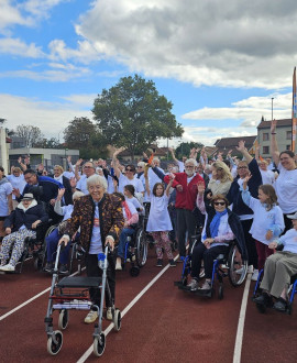 À Villeurbanne, seniors et enfants main dans la main pour un marathon