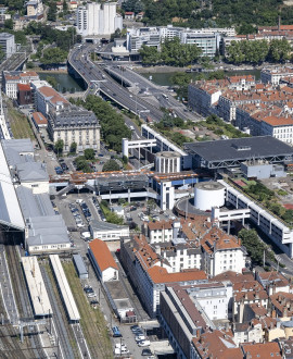 La démolition de la passerelle du centre d'échanges débute