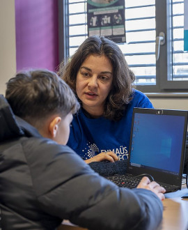 Rillieux-la-Pape, distribution d’ordinateurs aux collégiens   