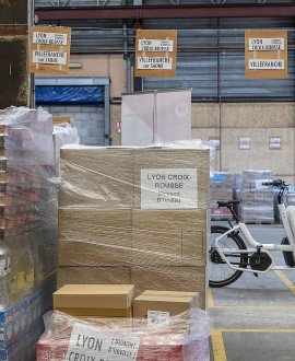 À Villeurbanne, le centre logistique des Restos du Cœur se prépare à la collecte