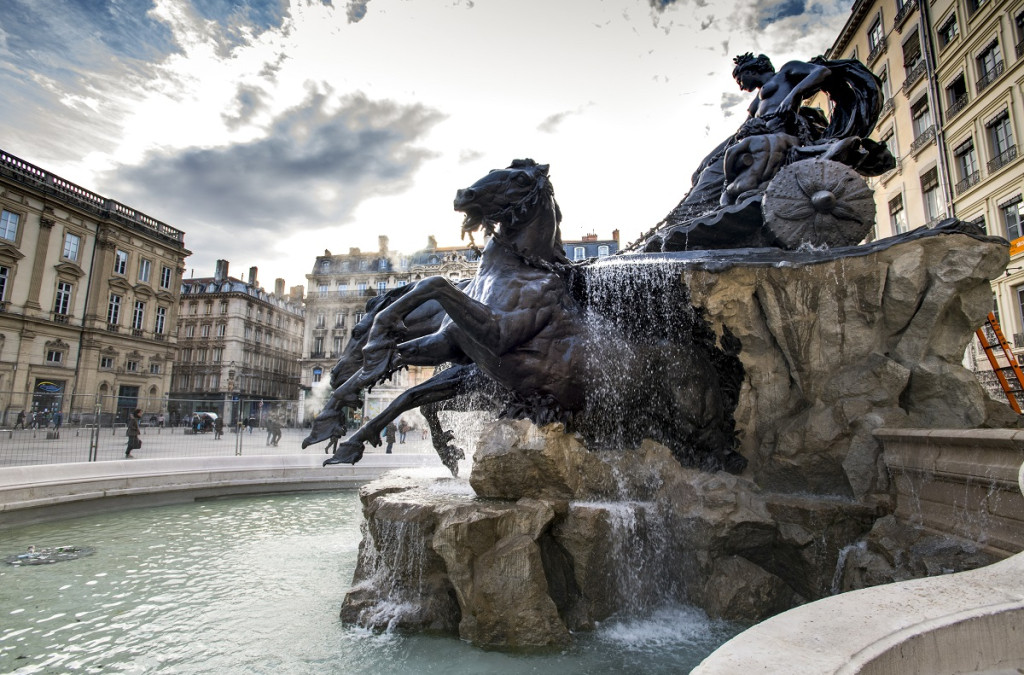 Place des Terreaux à Lyon : Sa fontaine géante et son musée hanté - Vanupied