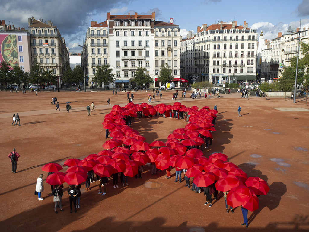 Lutte contre le sida : un ruban rouge géant sur la place Bellecour