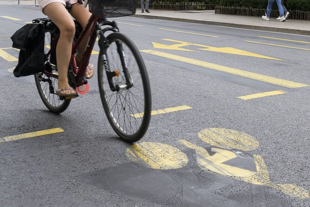 gros plan sur un vélo et un logo piste cyclable