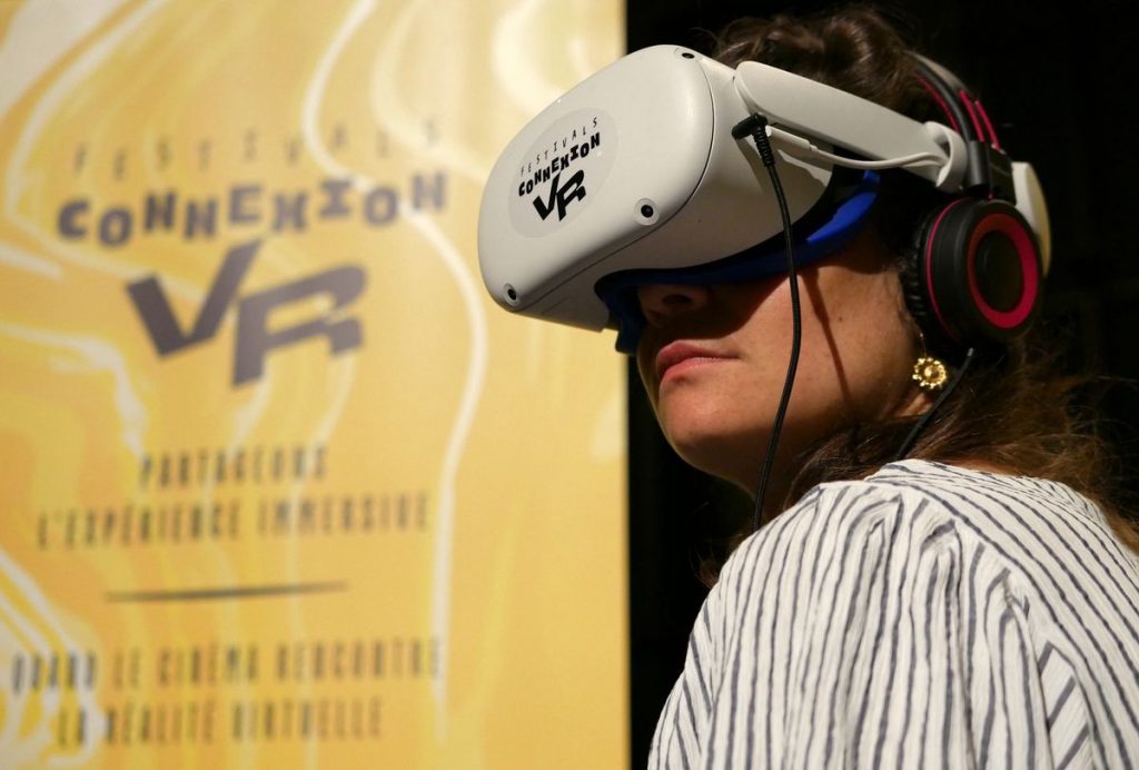 Femme avec un casque de réalité virtuelle sur les yeux.