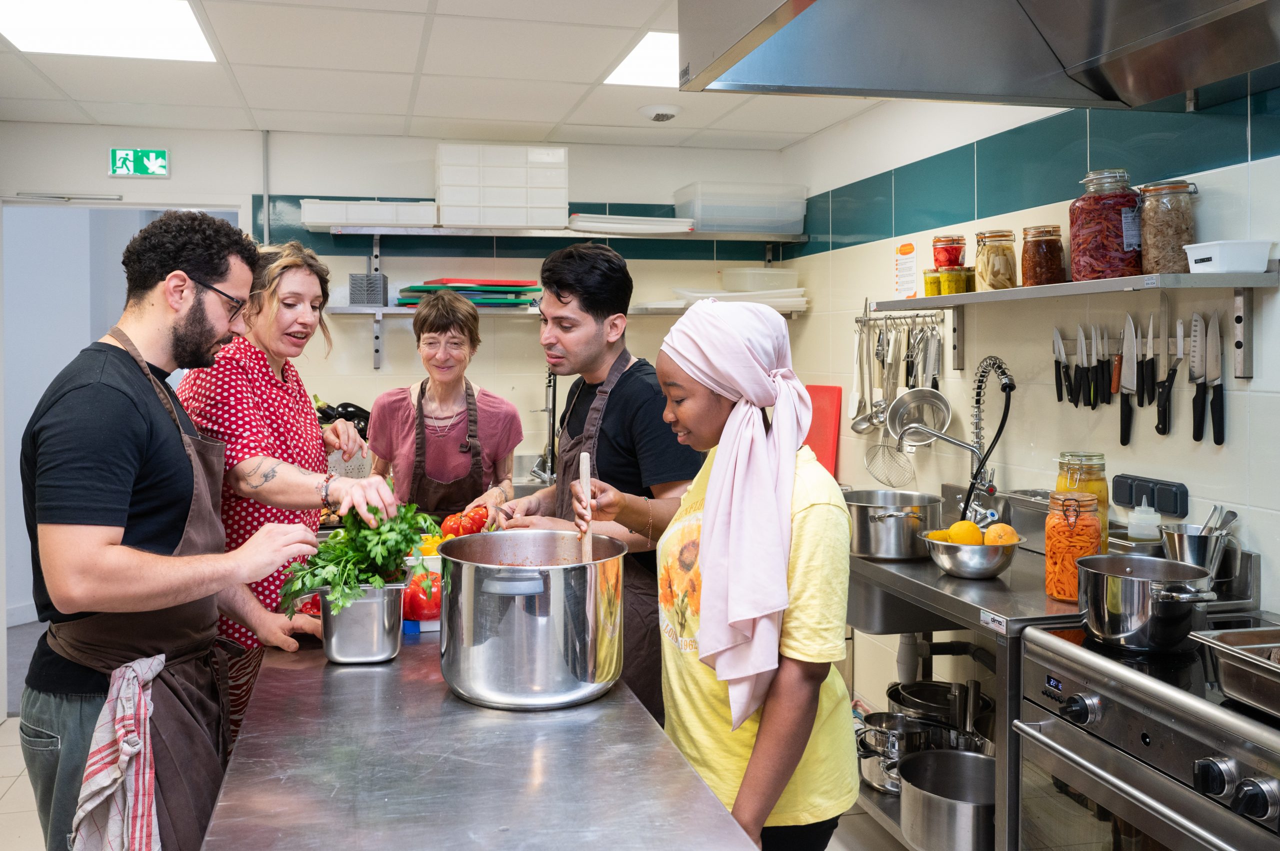 Situation de travail en cuisine avec les bénévoles.