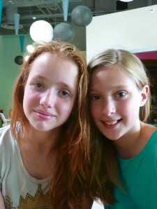 Mila Le Corre et Louise Thonnerieux, élèves de 6e, 12 ans, collège Clément Marot, Lyon 4e.