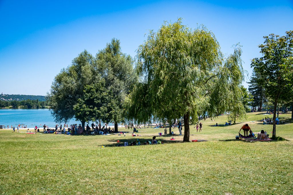 Pour flâner, se promener ou se baigner : le Grand Parc Miribel Jonage et ses 4 plages surveillées offrent des endroits ombragés pour passer les beaux jours au bord de l’eau.