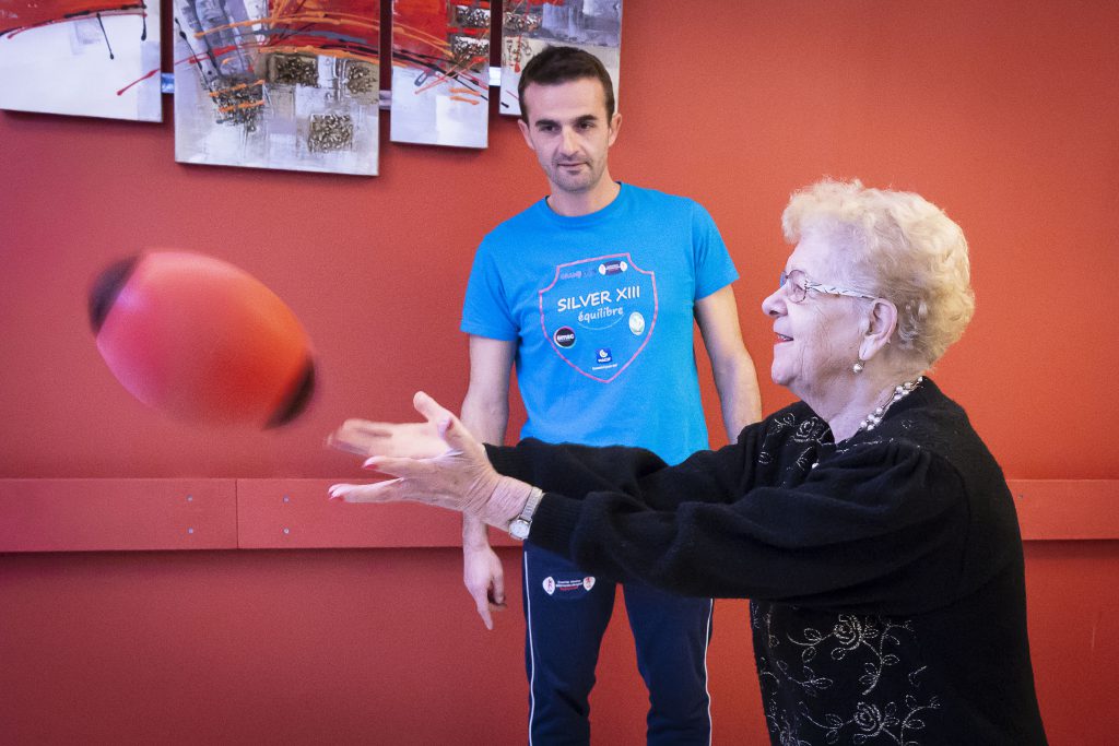 Une personne âgée fait de l'activité physique.