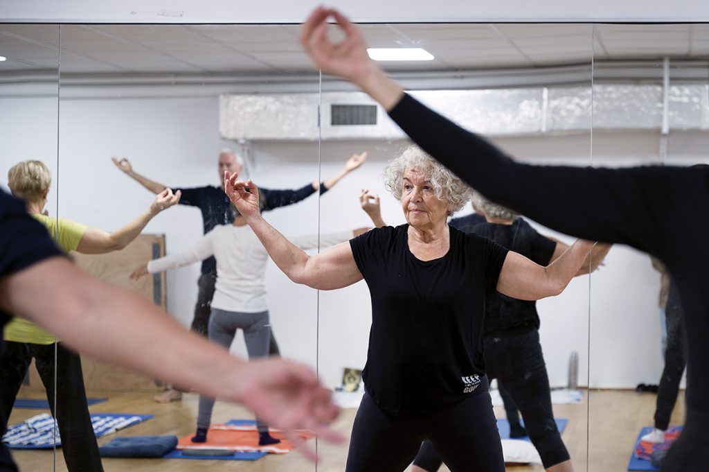 des personnes âgées font de la gym