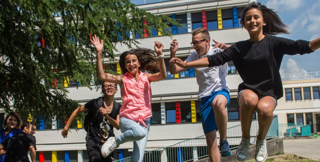 des enfants s'amusent dans une cour d'école